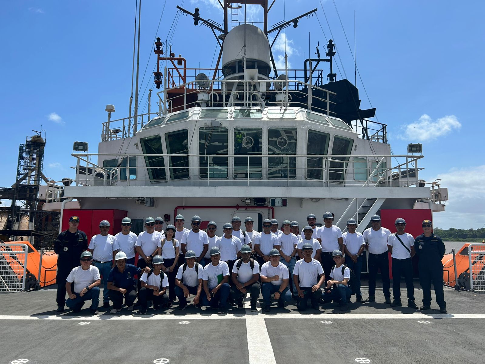Atracado no píer 2 da CDSA, navio hidroceanográfico Vital de Oliveira recebe a visita de alunos da Capitânia dos Portos